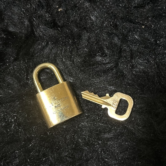 Gold Louis Vuitton lock & key #322😍 - Picture 2 of 5